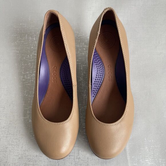 Crocs Women's A-Leigh Closed Toe Wedge Heels Size 6 Tan Beige Preppy - Picture 3 of 11